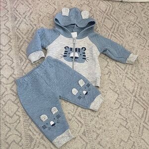 Blue and Gray Baby Outfit with Lion Design